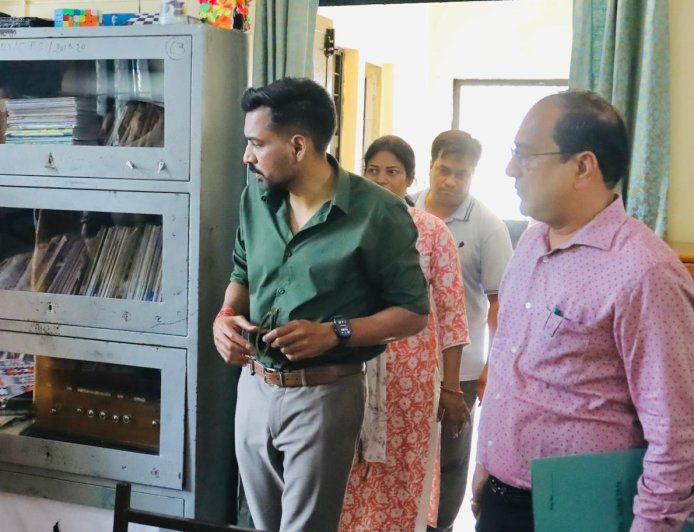 देहरादून : डीएम डॉ0 आशीष चौहान ने नारी निकेतन, बाल सुधार गृह एवं किशोरी गृह का किया निरीक्षण; सुरक्षा, स्वास्थ्य, शिक्षा एवं पुनर्वास व्यवस्थाओं को और सुदृढ़ बनाने के दिए निर्देश ।