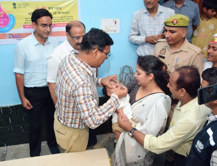 लखीमपुर में पल्स पोलियो अभियान का शुभारंभ ।