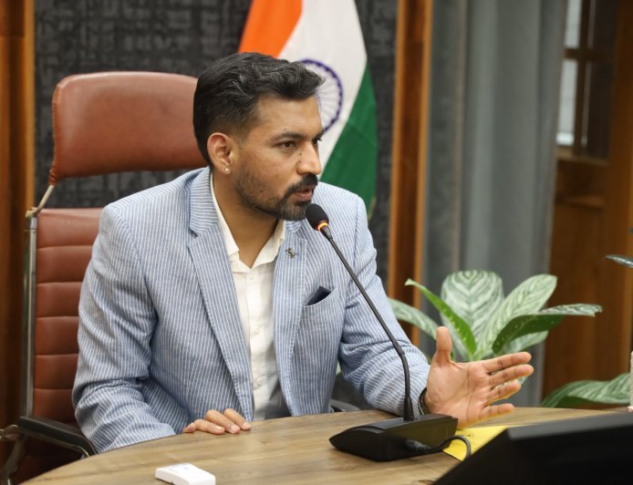 देहरादून : विशेष गहन मतदाता सूची पुनरीक्षण अभियान की डीएम डॉ. आशीष चौहान ने की समीक्षा, राजनीतिक दलों से मांगा सहयोग