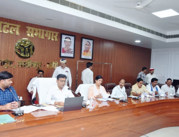 लखीमपुर खीरी : मतदेय स्थलों के पुनर्गठन को लेकर डीएम अंजनी कुमार सिंह ने राजनीतिक दलों के साथ की बैठक