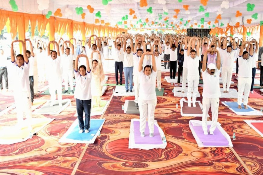 लखीमपुर खीरी: जिलाधिकारी खीरी व वरिष्ठ पुलिस अधीक्षक खीरी द्वारा सामुहिक योगाभ्यास का आयोजन
