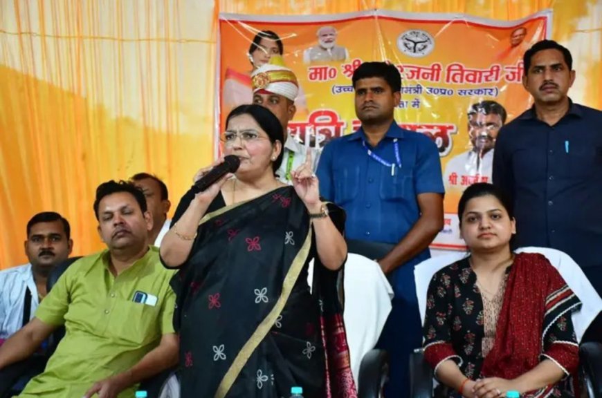 हरदोई: रात्रि चौपाल में पहुंचीं राज्यमंत्री रजनी तिवारी, जनसमस्याएं सुन अधिकारियों को दिए त्वरित निस्तारण के निर्देश