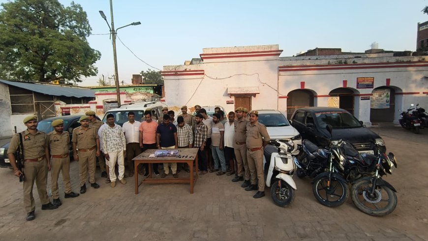 बिलग्राम में जुए के बड़े फड़ पर पुलिस का छापा, 13 जुआरी गिरफ्तार; नकदी समेत 11 वाहन बरामद