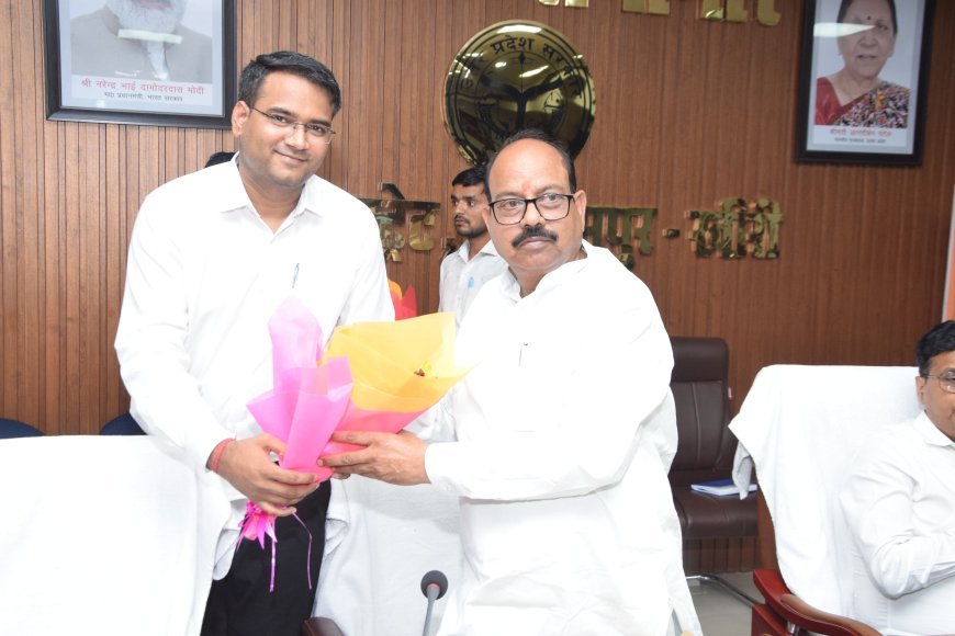 लखीमपुर खीरी : पीएम विकसित भारत रोजगार योजना कार्यक्रम में 15 परिवारों को मिली ₹2 लाख की सहायता ।