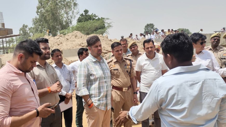 हरदोई में निर्माणाधीन ओवरब्रिज पर बीम गिरने से दो मजदूर घायल, डीएम-एसपी ने किया निरीक्षण