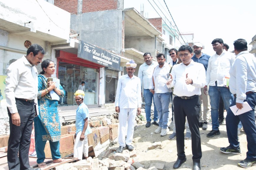 लखीमपुर खीरी : थरवरनगंज में नाला निर्माण का डीएम ने किया निरीक्षण
