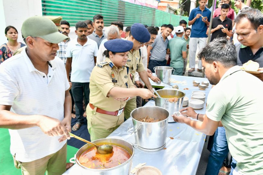 लखीमपुर खीरी : बड़े मंगल पर एसपी कैंप कार्यालय में भव्य भंडारा ।