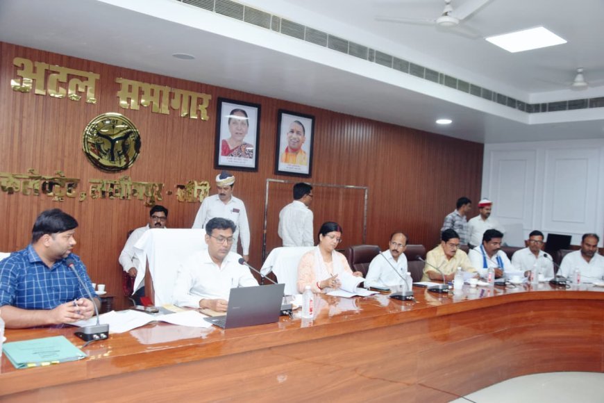 लखीमपुर खीरी : मतदेय स्थलों के पुनर्गठन को लेकर डीएम अंजनी कुमार सिंह ने राजनीतिक दलों के साथ की बैठक