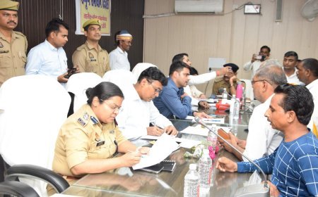 लखीमपुर खीरी : संपूर्ण समाधान दिवस में डीएम ने अधिकारियों को दिए समयबद्ध निस्तारण के निर्देश