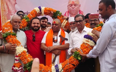 उन्नाव : करौली शंकर महादेव का पुष्प फाउंडेशन के पुष्पेन्द्र सिंह ने ऊंचगाँव कस्बे में किया स्वागत