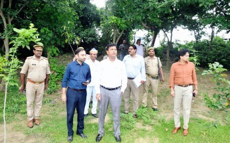 लखीमपुर खीरी : वृक्षारोपण अभियान की तैयारियों का डीएम ने किया निरीक्षण ।
