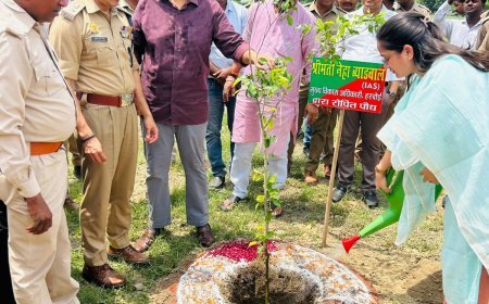हरदोई :  'एक पेड़ माँ के नाम' अभियान को मिला जनसहयोग, डीएम-एसपी समेत पुलिस अधिकारियों ने किया वृक्षारोपण