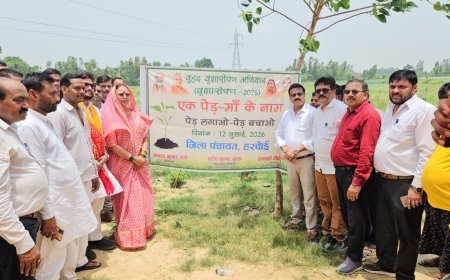 हरदोई : कराही के हनुमान मंदिर परिसर में जिला पंचायत अध्यक्ष प्रेमावती ने किया पौधरोपण