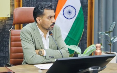 देहरादून : एड्स नियंत्रण अभियान की समीक्षा ।