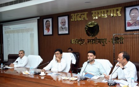 लखीमपुर खीरी : शिक्षा योजनाओं की डीएम ने की समीक्षा