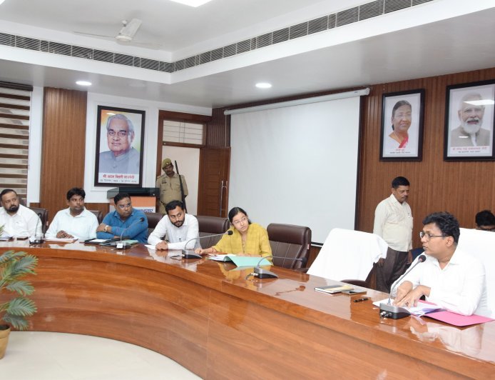 लखीमपुर खीरी: प्रधानमंत्री आदर्श ग्राम योजना के तहत 138 गांवों का विकास खाका तैयार करने के निर्देश ।