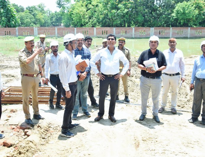 लखीमपुर खीरी : 22.83 करोड़ के मुख्यमंत्री मॉडल स्कूल निर्माण का डीएम अंजनी कुमार सिंह ने किया निरीक्षण