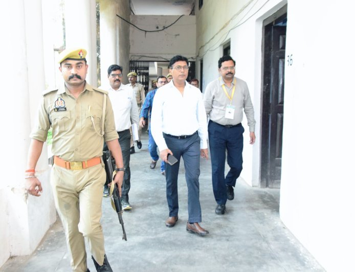 लखीमपुर खीरी : कड़े सुरक्षा इंतजामों के बीच संपन्न हुई यूपी-टीईटी 2026, डीएम ने दी टीम को बधाई