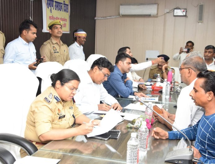 लखीमपुर खीरी : संपूर्ण समाधान दिवस में डीएम ने अधिकारियों को दिए समयबद्ध निस्तारण के निर्देश