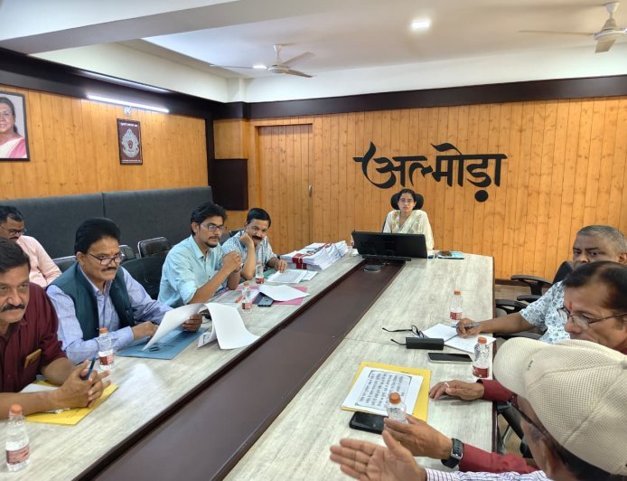 अल्मोड़ा : एसआईआर को लेकर राजनीतिक दलों के साथ बैठक