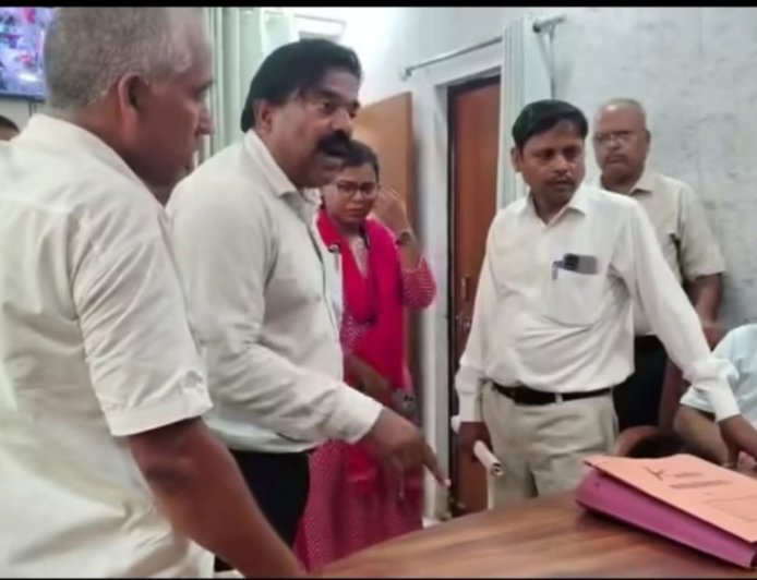 हरदोई : महिला लेखपाल ने एसडीएम पर लगाए गंभीर आरोप ।