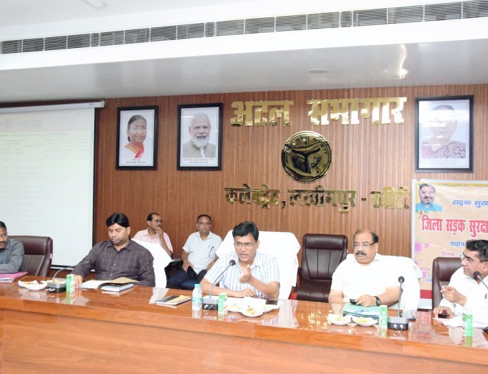 लखीमपुर खीरी : सड़क सुरक्षा पर डीएम सख्त, 11 ड्राइविंग लाइसेंस निलंबित