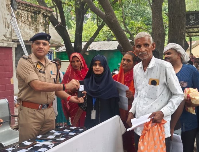 हरदोई : हरदोई पुलिस का सफल अभियान, 30 लाख रुपये के 167 गुमशुदा मोबाइल बरामद
