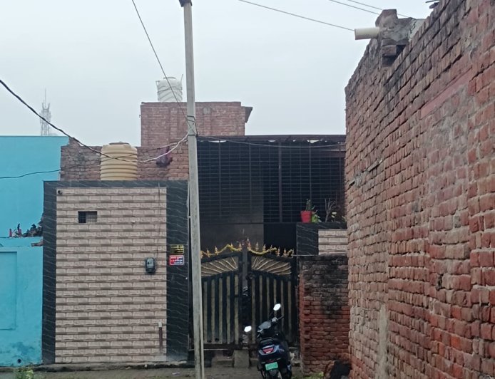 मथुरा : गोवर्धन की दलित बस्ती पर बिजली का खतरा