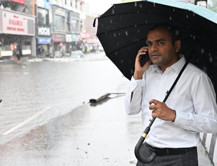हरिद्वार : भारी बारिश के बीच डीएम ने जलभराव क्षेत्रों का किया निरीक्षण, त्वरित जल निकासी के निर्देश