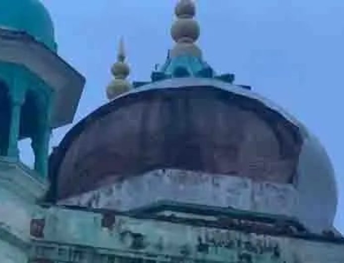 मथुरा : जामा मस्जिद में नमाज के दौरान गुंबद का हिस्सा गिरा, बड़ा हादसा टला
