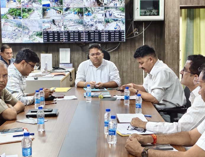 रुद्रप्रयाग : भारी बारिश पर रुद्रप्रयाग प्रशासन अलर्ट, डीएम ने कंट्रोल रूम से की तैयारियों की समीक्षा