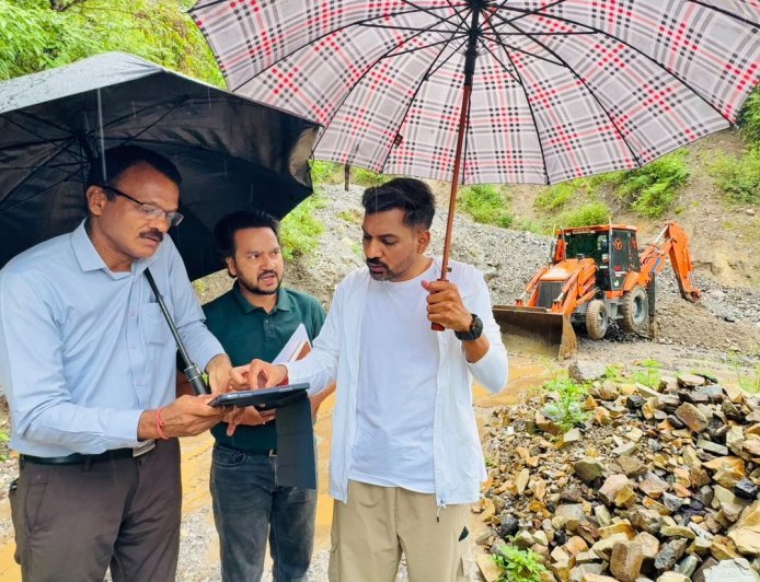देहरादून : DM ग्राउंड जीरो पर, बारिश प्रभावित क्षेत्रों का निरीक्षण