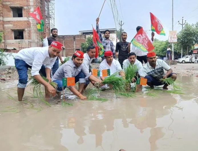 हरदोई : सड़क पर धान रोपकर सपा नेता का विरोध