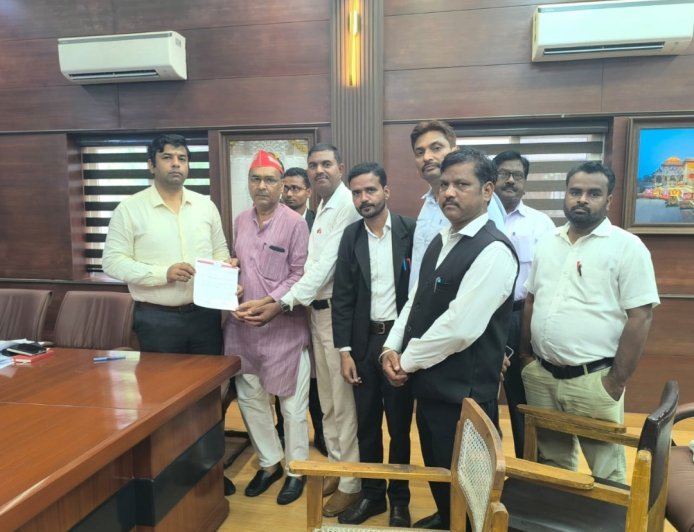 अयोध्या: पूर्व मंत्री पवन पांडे की सुरक्षा बढ़ाने की मांग, डीएम को सौंपा ज्ञापन