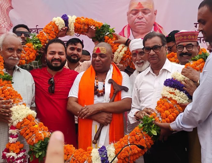 उन्नाव : करौली शंकर महादेव का पुष्प फाउंडेशन के पुष्पेन्द्र सिंह ने ऊंचगाँव कस्बे में किया स्वागत
