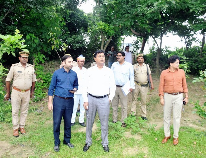 लखीमपुर खीरी : वृक्षारोपण अभियान की तैयारियों का डीएम ने किया निरीक्षण ।
