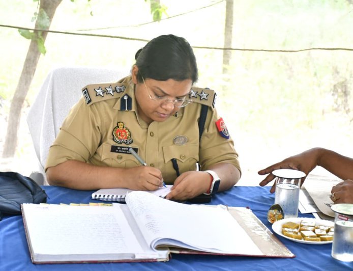 लखीमपुर खीरी  :  थाना समाधान दिवस में एसपी ने सुनीं जन शिकायतें