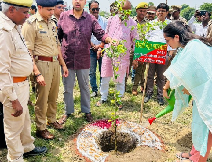 हरदोई :  'एक पेड़ माँ के नाम' अभियान को मिला जनसहयोग, डीएम-एसपी समेत पुलिस अधिकारियों ने किया वृक्षारोपण