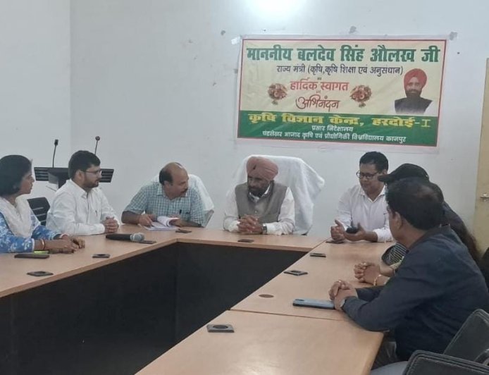 हरदोई  : कृषि विज्ञान केंद्र पहुंचे राज्य मंत्री वैज्ञानिकों से जानी बीस साल की उपलब्धियां