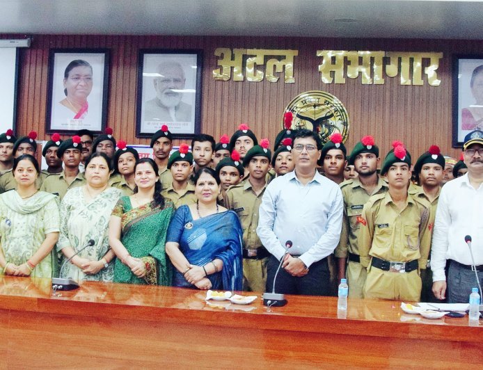 लखीमपुर खीरी : डीएम ने वीरों का किया सम्मान