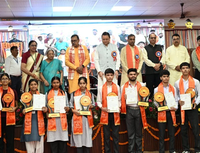 हरिद्वार : सीएम ने मेधावियों को किया सम्मानित ।