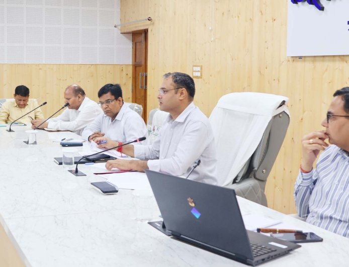 चमोली : लंबित शिकायतों की डीएम ने की समीक्षा ।