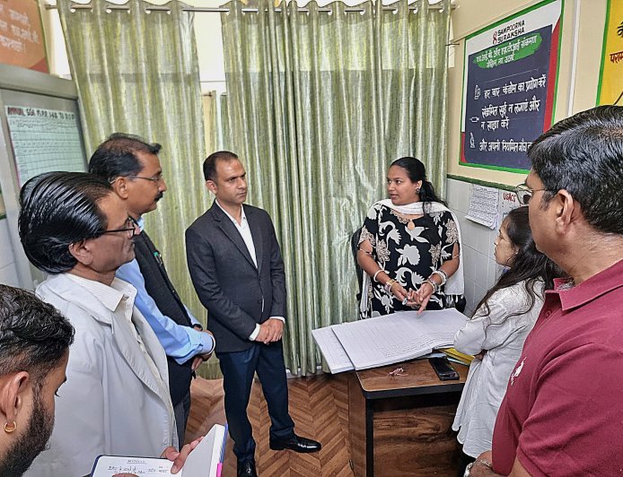 पिथौरागढ़ : अस्पताल निरीक्षण में डीएम सख्त ।