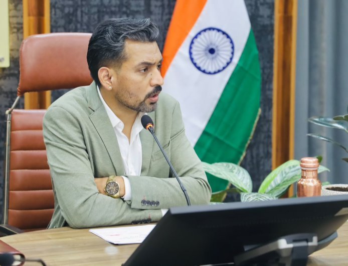 देहरादून : एड्स नियंत्रण अभियान की समीक्षा ।