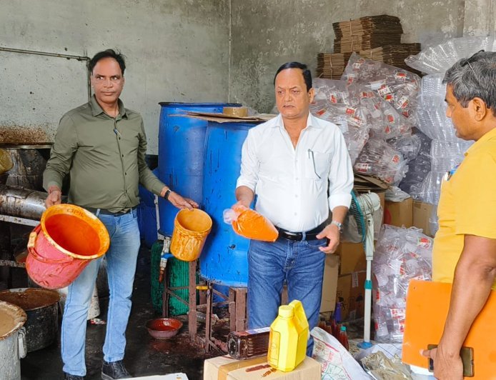 हरिद्वार : सॉस फैक्ट्री पर छापेमारी ।