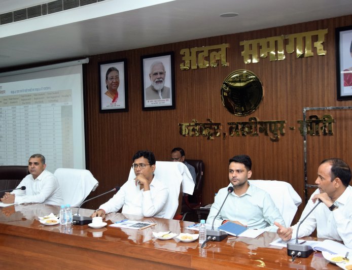 लखीमपुर खीरी : शिक्षा योजनाओं की डीएम ने की समीक्षा