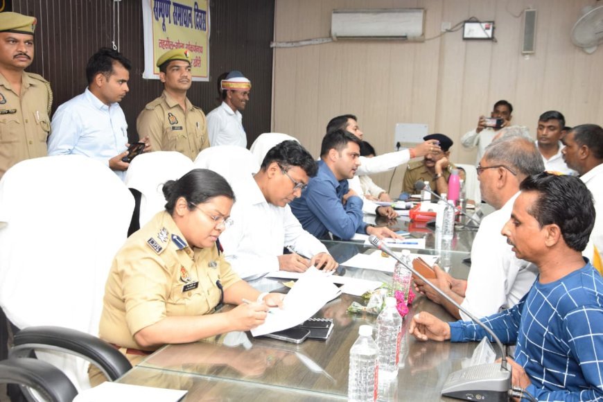 लखीमपुर खीरी : संपूर्ण समाधान दिवस में डीएम ने अधिकारियों को दिए समयबद्ध निस्तारण के निर्देश