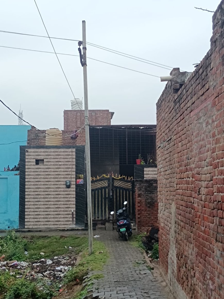 मथुरा : गोवर्धन की दलित बस्ती पर बिजली का खतरा