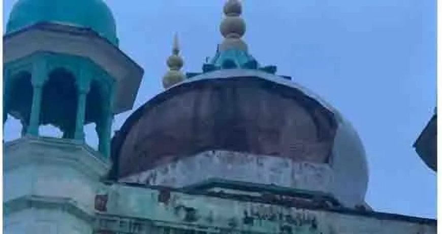 मथुरा : जामा मस्जिद में नमाज के दौरान गुंबद का हिस्सा गिरा, बड़ा हादसा टला