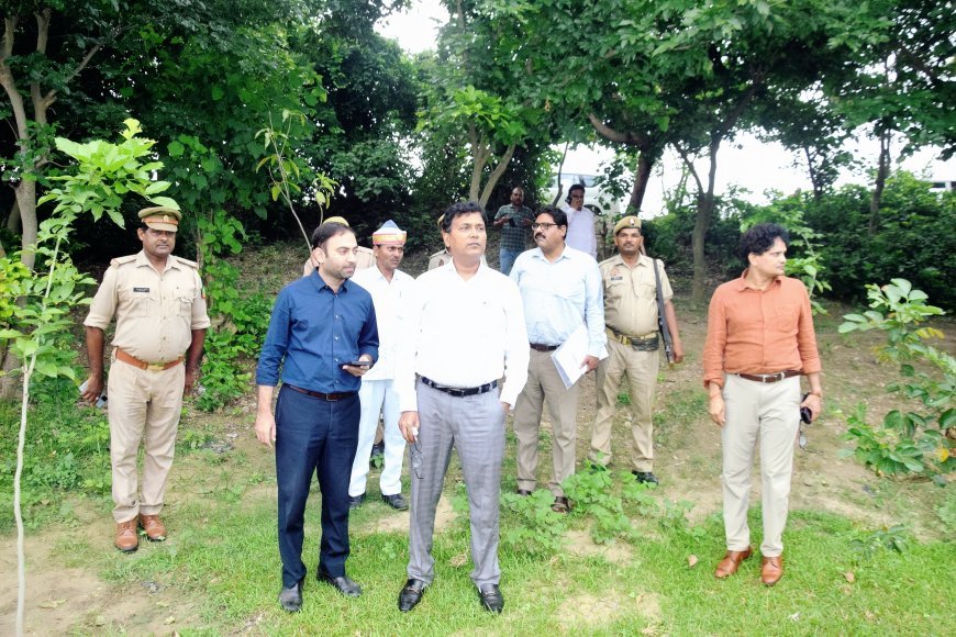 लखीमपुर खीरी : वृक्षारोपण अभियान की तैयारियों का डीएम ने किया निरीक्षण ।